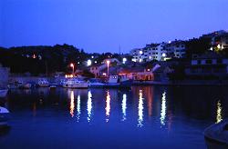 ein kleiner Hafen auf 'unsere' Seite von Mail, natürlich auch bei Nacht