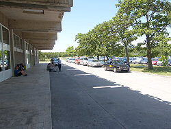 Reisebericht - mit tuifly.com nach Mali Losinj in Kroatien - .. Straße vor der Abfertigungshalle des Flughafens von Rijeka