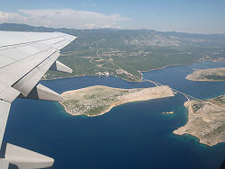Reisebericht - mit tuifly.com nach Mali Losinj in Kroatien - ein Blick vom Flugzeug auf die Brücke vo Festland zur Insel Krk