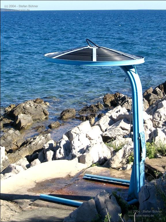 auch wenn dieses Objekt eher an die Untertassenkampfsektion von Raumschiff Enterprise erinnert,<br>handelt es sich doch um eine einfach, aber effektive "solarbeheizte" Au&szlig;endusche :-)