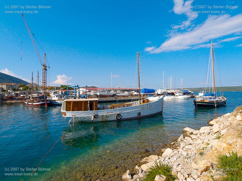 Blick zur Werft von Nerezine, in der noch heute traditionelle Holzboote gefertigt werden