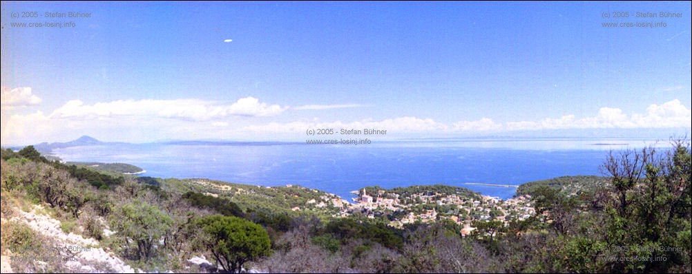 Panoramafotos von Veli Losinj - Blick vom Sveti Ivan auf Veli Losinj - beide Ortsteile, der neue Stadthafen und Rovenska sind zu sehen, am linken Bildrand ist au�erdem der h�chste Berg der Insel, der Osorscica zu erkennen.