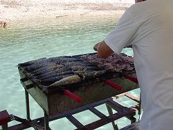 Kapit�n Mate beim zubereiten des Mittagessens